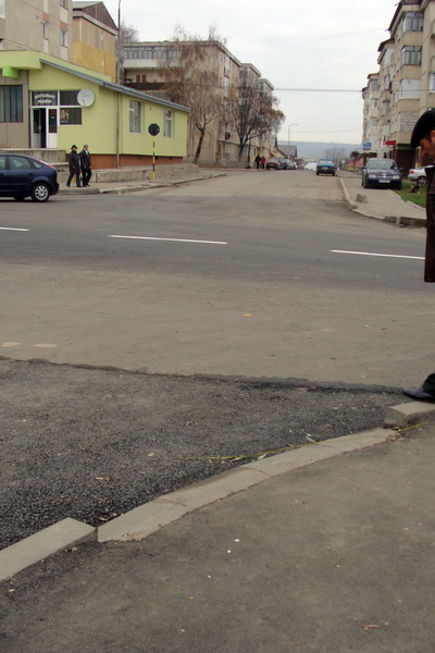 1.5 trotuar cu strat de uzura si rampa persoane cu handicap str. Republicii 1.jpg